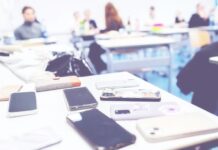 Regulan por ley el uso de celulares en escuelas secundarias bonaerenses