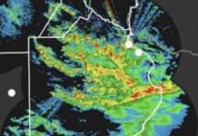 Tormenta de lluvia y viento en la ciudad