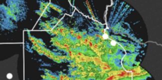 Tormenta de lluvia y viento en la ciudad