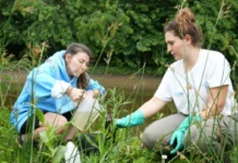 Toman muestras para evaluar la calidad de agua en el Río Luján
