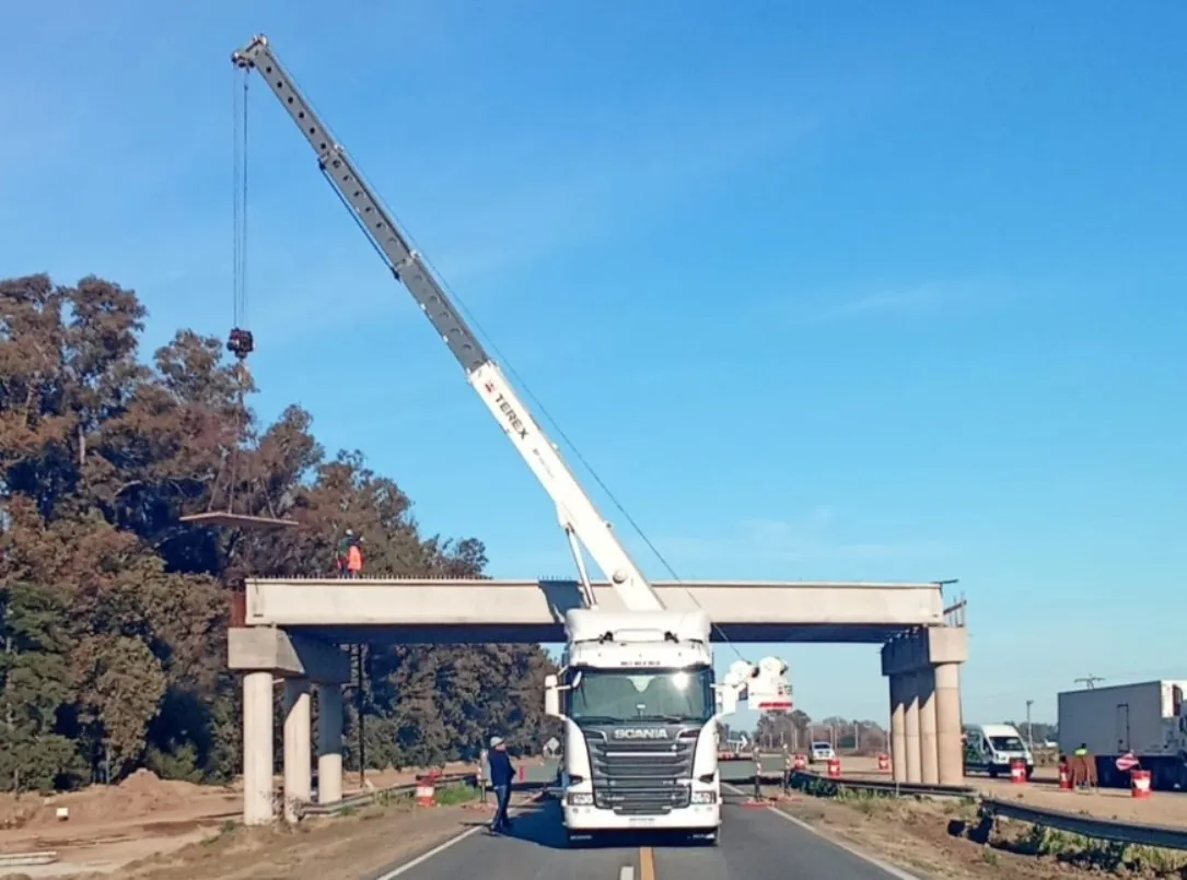 Autovia 5-Comenzo el llenado de la loza del puente cercano a Suipacha 2_11_11zon