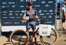 Mauricio Maldonado acaricia la premiación en los Siete Lagos