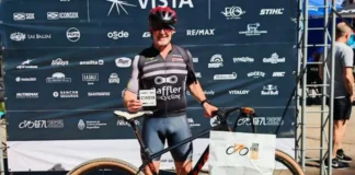 Mauricio Maldonado acaricia la premiación en los Siete Lagos