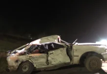 Cuatro fallecidos tras un violento choque entre un auto y un camión en la tarde del domingo