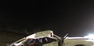 Cuatro fallecidos tras un violento choque entre un auto y un camión en la tarde del domingo