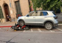 Automovilista perdió control de vehículo y embiste a tres motos estacionadas
