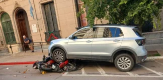 Automovilista perdió control de vehículo y embiste a tres motos estacionadas
