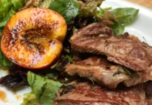 Bife angosto vuelta y vuelta con ensalada de duraznos grillados