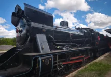La mítica locomotora a vapor de 1927 cautivó a Mercedes en su paso hacia la Fiesta del Ferroviario
