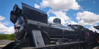 La mítica locomotora a vapor de 1927 cautivó a Mercedes en su paso hacia la Fiesta del Ferroviario