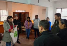Internos de la Unidad 5 restauran un minibús y fabrican mobiliario urbano para Mercedes