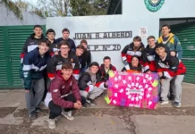 Estudiantes secundarios entregaron mochilas con útiles y alimentos a una escuela primaria