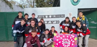 Estudiantes secundarios entregaron mochilas con útiles y alimentos a una escuela primaria