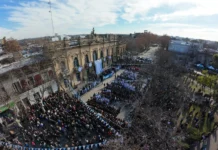 Multitudinaria promesa a la bandera de estudiantes