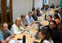 Docentes y estatales aceptaron la oferta salarial de 7 % en dos tramos